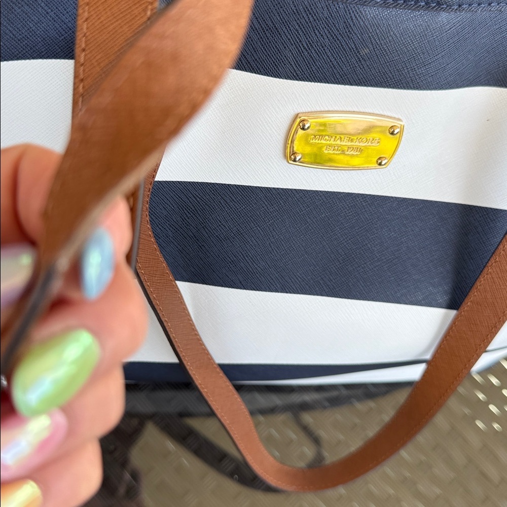 Michael Kors Jet Set Leather Tote - Picture 7 of 13